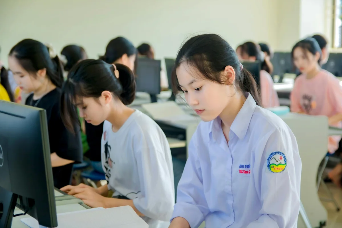 制造业客户在车间查看生产流程与交付节点